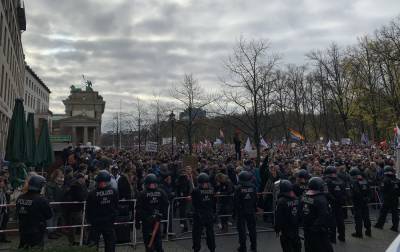 В Берлине выступают против введения карантина, полиция применила водометы - rbc.ua - Берлин