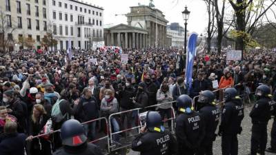 В центре Берлина несколько тысяч человек протестуют против коронавирусных мер - newdaynews.ru - Берлин