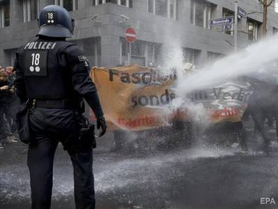 Полиция в Берлине разгоняла водометами и слезоточивым газом протестующих против карантинных ограничений - gordonua.com - Германия - Берлин