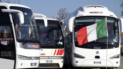 Автобусы выстроились в огромное сердце в память о жертвах COVID-19. - riafan.ru
