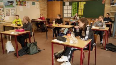 Закрывать нельзя рисковать: как работают школы мира во вторую волну COVID-19 - 24tv.ua - Украина - Австрия - Швеция