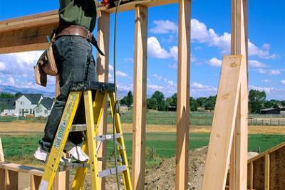 Строитель упал с трехметровой лестницы и умер от COVID-19 - lenta.ru - Хорватия