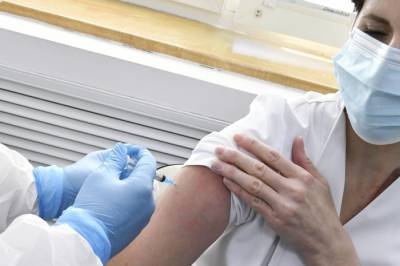 Андрей Сарана - Более 100 петербургских медиков получили вакцину от коронавируса - interfax-russia.ru - Петербург