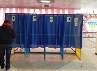 На избирательном участке в Бердянске неправильно установили кабинку - inform.zp.ua - Бердянск
