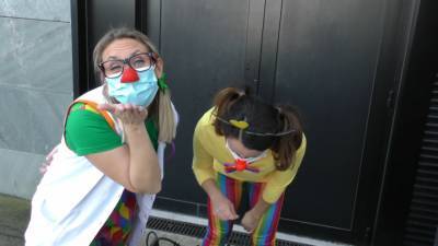 Клоуны в Испании веселят детей перед тестированием на COVID-19. - riafan.ru - Испания - Виго
