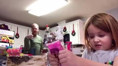 Видео с танцем отца во время презентации дочери стало вирусным - iz.ru - Израиль - Usa - штат Орегон
