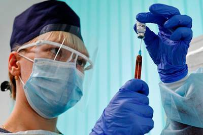 Дмитрий Песков - Кремль анонсировал начало массовой вакцинации от коронавируса - lenta.ru - Россия