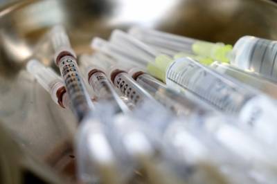 Дмитрий Песков - Песков заявил о поэтапном характере вакцинации от COVID-19 в России - aif.ru - Россия