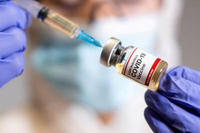 Аналитики оценили шансы вернуться к прежней жизни благодаря вакцине от COVID-19 - lenta.ru - Сша