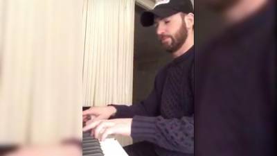 Джеймс Фэллон - Крис Эванс - Видео с играющим на фортепиано Крисом Эвансом стало вирусным - iz.ru - Сша - Италия - Израиль