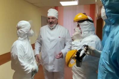 Александр Лукашенко - Александр Лукашенко посетил красную зону больницы для зараженных коронавирусом - mk.ru - Белоруссия