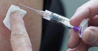 Вероятность заболеть COVID-19 есть в течение месяца после вакцинации - ren.tv