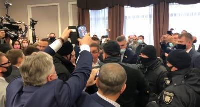 В Киевоблсовете произошла потасовка из-за якобы больного COVID-19 депутата (видео) - sharij.net - Украина - Киев
