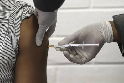 Перу отказалось от вакцины от коронавируса после смерти добровольца - lenta.ru - Англия - Перу
