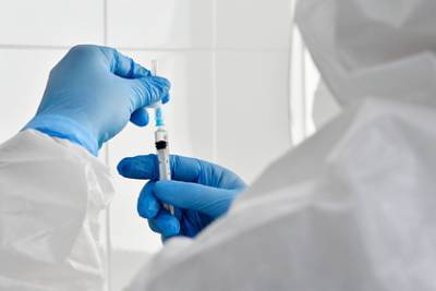 Названа дата начала испытаний вакцины от COVID-19 на россиянах младше 18 лет - lenta.ru