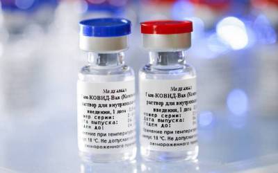 СМИ: Россия хочет смешать свою вакцину от коронавируса с самым неудачным западным аналогом - topcor.ru - Россия - Англия - Германия
