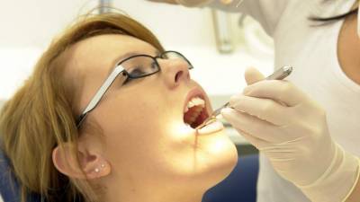 Стоматолог назвал возможные причины выпадения зубов после коронавируса - iz.ru - Израиль