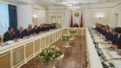 Александр Лукашенко - У Президента обсудили как противостоять распространению вирусных инфекций - belarus24.by