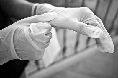 Виталий Зверев - Академик РАН заявил, что перчатки не защищают от заражения коронавирусом - versia.ru - Россия