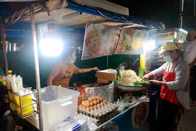 Стало известно о заражении туристки коронавирусом через подносы с едой - lenta.ru - Таиланд - Бангкок