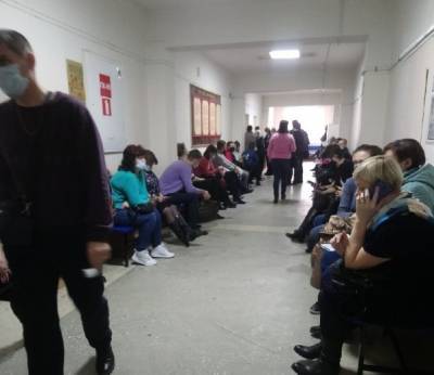 В Курганской поликлинике № 1 скопилась очередь из 200 человек на тестирование по COVID-19 - znak.com - Курган