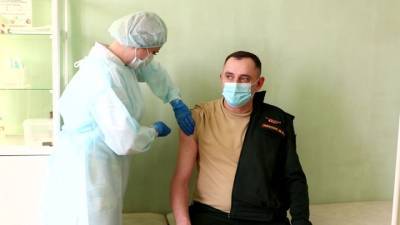 Более тысячи военнослужащих ЦВО получили прививки от коронавируса - vesti.ru - Россия - Екатеринбург