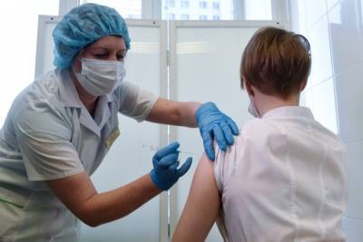 Омских медиков начали вакцинировать от коронавируса - interfax-russia.ru - Омск