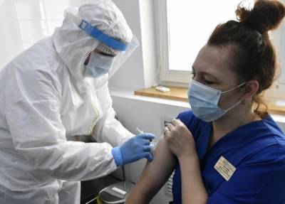 Почти 400 медиков поставили прививку от COVID-19 в Новосибирской области - interfax-russia.ru - Новосибирская обл.