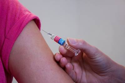 Прививку от коронавируса сделали 270 петербургских врачей - spb.mk.ru - Санкт-Петербург