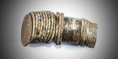 Коронавирус помог британской паре найти золотые монеты, зарытые 500 лет назад - tvc.ru