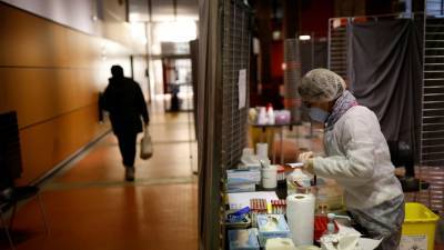 Число случаев коронавируса во Франции достигло 2 351 372 - russian.rt.com - Франция