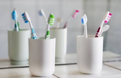 Зубные пасты с цинком и оловом способны убить коронавирус за две минуты, утверждают ученые - znak.com - Англия