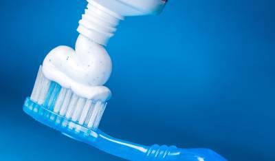 Ученые выяснили, что зубные пасты с цинком за две минуты уничтожают коронавирус - og.ru - Англия