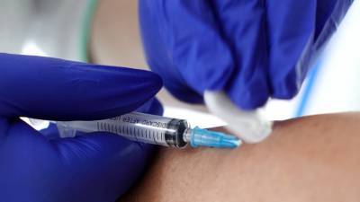 Опрос: 42% россиян допускают возможность сделать прививку от COVID-19 - russian.rt.com - Россия