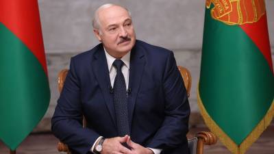 Александр Лукашенко - Лукашенко напоил водой пациентку больницы для людей с COVID-19 - gazeta.ru - Белоруссия