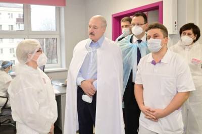Александр Лукашенко - Лукашенко напоил водой пациентку в больнице для заболевших коронавирусом - aif.ru - Белоруссия - Минск