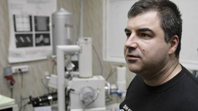 Нобелевский лауреат создал уничтожающее коронавирус покрытие - iz.ru - Швейцария