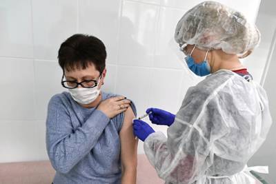 Минздрав внес вакцинацию от COVID-19 в календарь профилактических прививок - lenta.ru