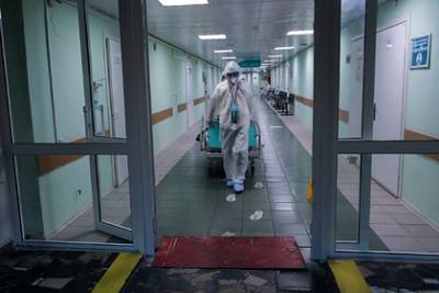 В России за сутки умерли 587 пациентов с COVID-19 - lenta.ru - Россия