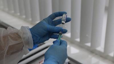В Зауралье от коронавируса привили 42 медработника, еще 382 медикам поставили первую дозу - znak.com - Курганская обл.
