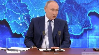 Владимир Путин - Путин пообещал разобраться в вопросе бесплатного лечения от COVID-19 в регионах - riafan.ru - Россия