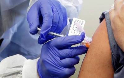 В США вакцина от коронавируса вызвала сильную аллергию у медиков - skuke.net - Сша - Англия - New York