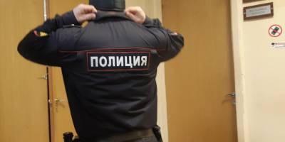 Москвич, зараженный COVID-19, вызвал полицейских и оплевал их - ruposters.ru - Москва