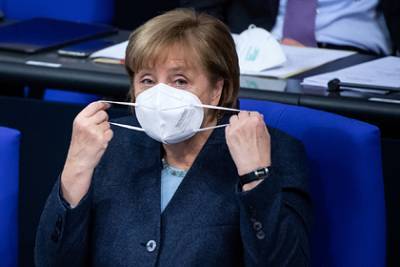 Ангела Меркель - Раскрыт результат теста на коронавирус видевшейся с зараженным Макроном Меркель - lenta.ru - Франция - Германия
