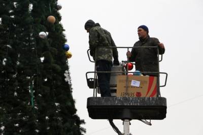 В Запорожье установили новогоднюю елку в сквере Театральном - inform.zp.ua - Запорожье