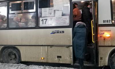 Петрозаводчан возят в переполненных автобусах, несмотря на ковид, штрафы и запрет Парфенчикова - gubdaily.ru - Петрозаводск - республика Карелия
