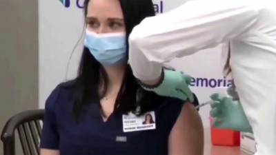 В США медсестра упала в обморок после введения вакцины от COVID-19 - 1tv.ru - Сша