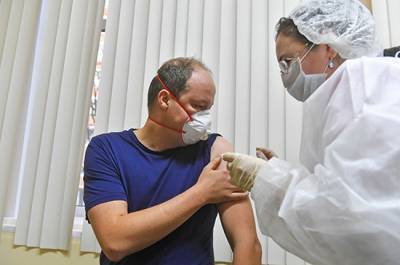 Учителей и медиков начали вакцинировать от COVID-19 в Петербурге - pnp.ru - Санкт-Петербург