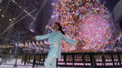 Джеймс Фэллон - Счастливая Дуа Липа порадовалась снегу возле главной елки Нью-Йорка: сказочные фото - 24tv.ua - Нью-Йорк - Нью-Йорк