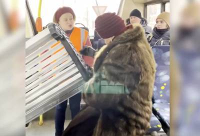 Лолита Милявская - В Петербурге обсуждают даму, которая пыталась провезти скамейку в троллейбусе - online47.ru - Санкт-Петербург